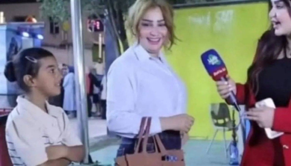 «بنتي جلحة».. فيديو لأم تتنمر على طفلتها السمراء.. وفنانات ينتصرن لها!