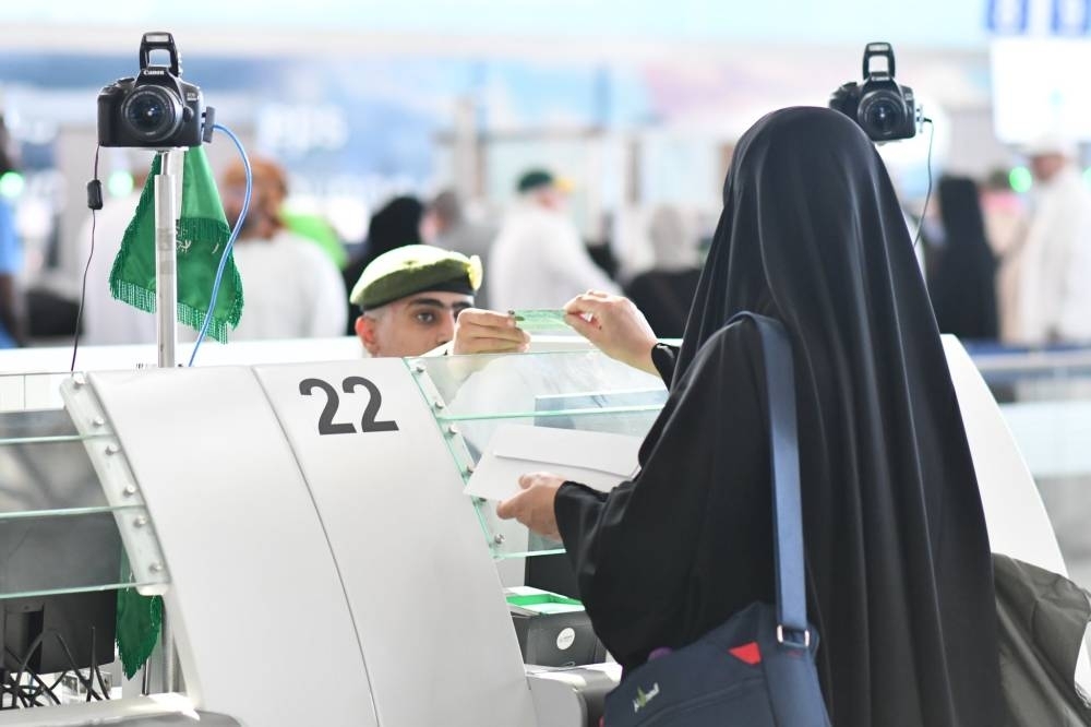 «الجوازات» تنهي إجراءات مغادرة أولى رحلات الحجاج عبر مطار المدينة المنورة