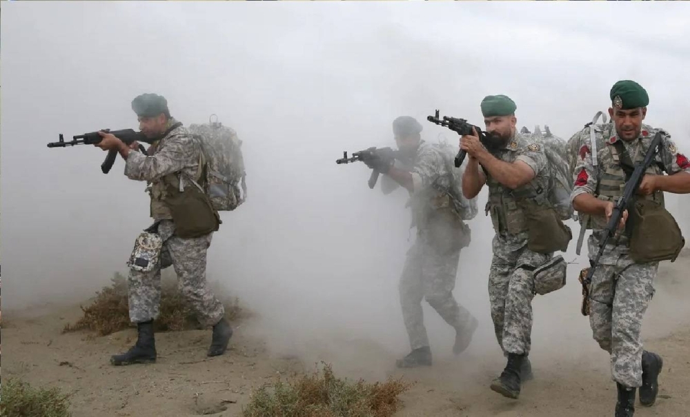 مصر تطالب بتجنب التصعيد.. وإيران تطلق مناورات عسكرية