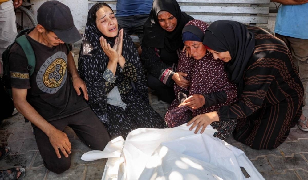 اعتقالات ومداهمات في الضفة.. والصحة الفلسطينية تحذر من كارثة طبية في غزة