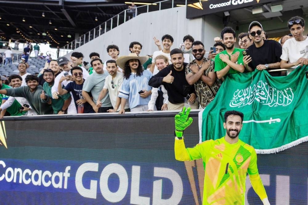 الأخضر إطلالة أولى «ذهبية»