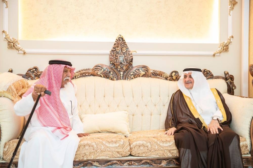 أمير تبوك يعزّي الضيوفي في شقيقه