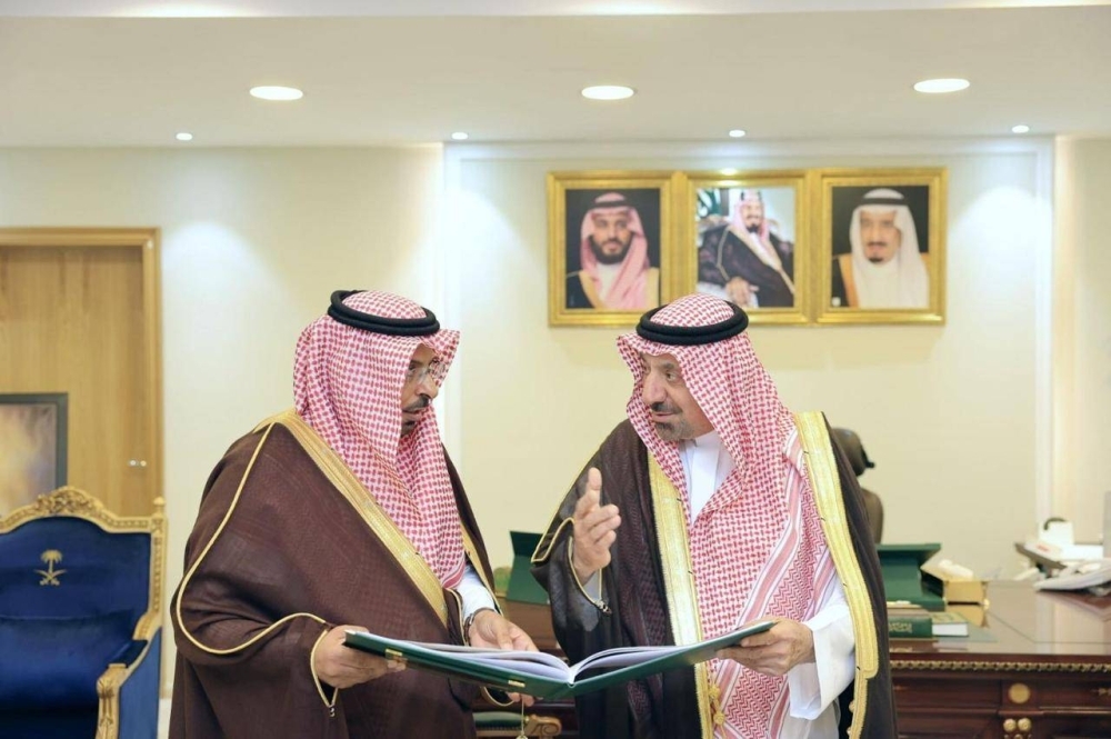 ‏⁧‫أمير نجران‬⁩ يتسلم تقريراً لأعمال فرع هيئة الهلال الأحمر السعودي بالمنطقة