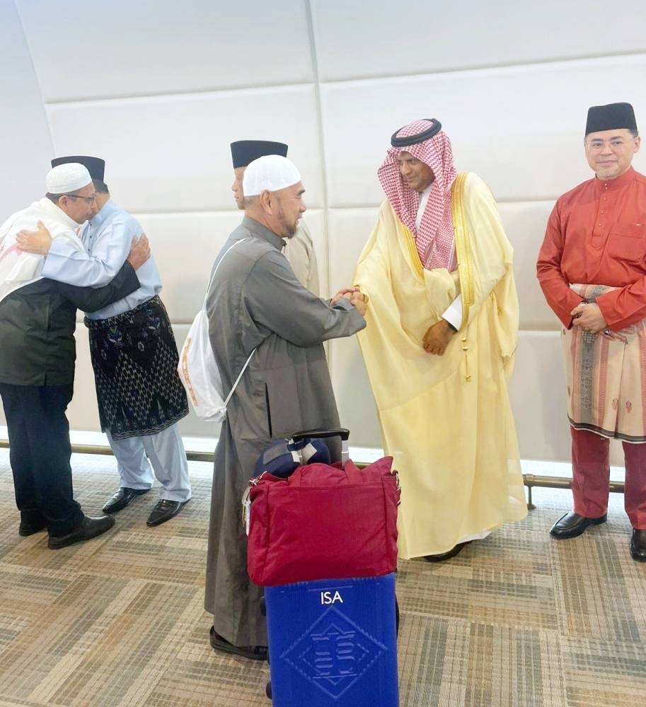 سفير المملكة لدى بروناي  يستقبل الحجاج العائدين