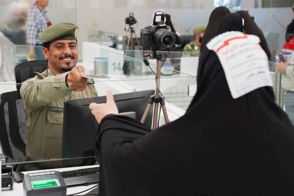 «الجوازات»  تسخِّر إمكاناتها لعودة الحجاج الإيرانيين.. و«حرس الحدود» يواصل تقديم خدماته لهم