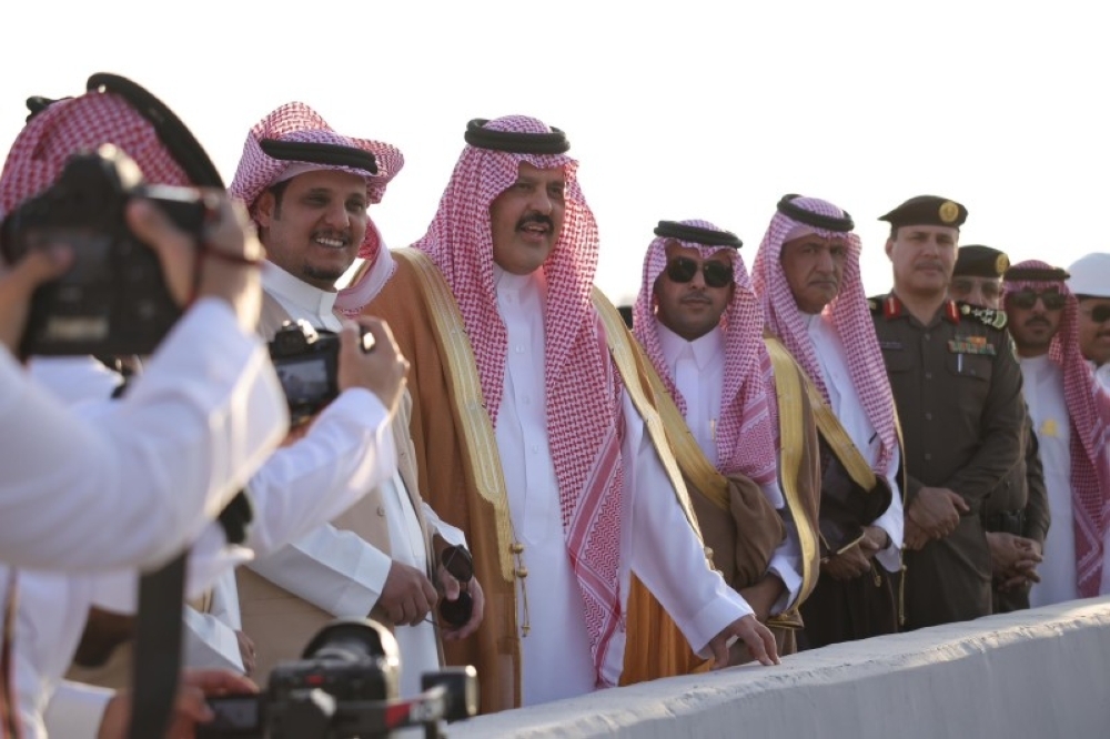 أمير حائل وسط الشارع.. يدٌ تُوجّه والمشاريع تمضي