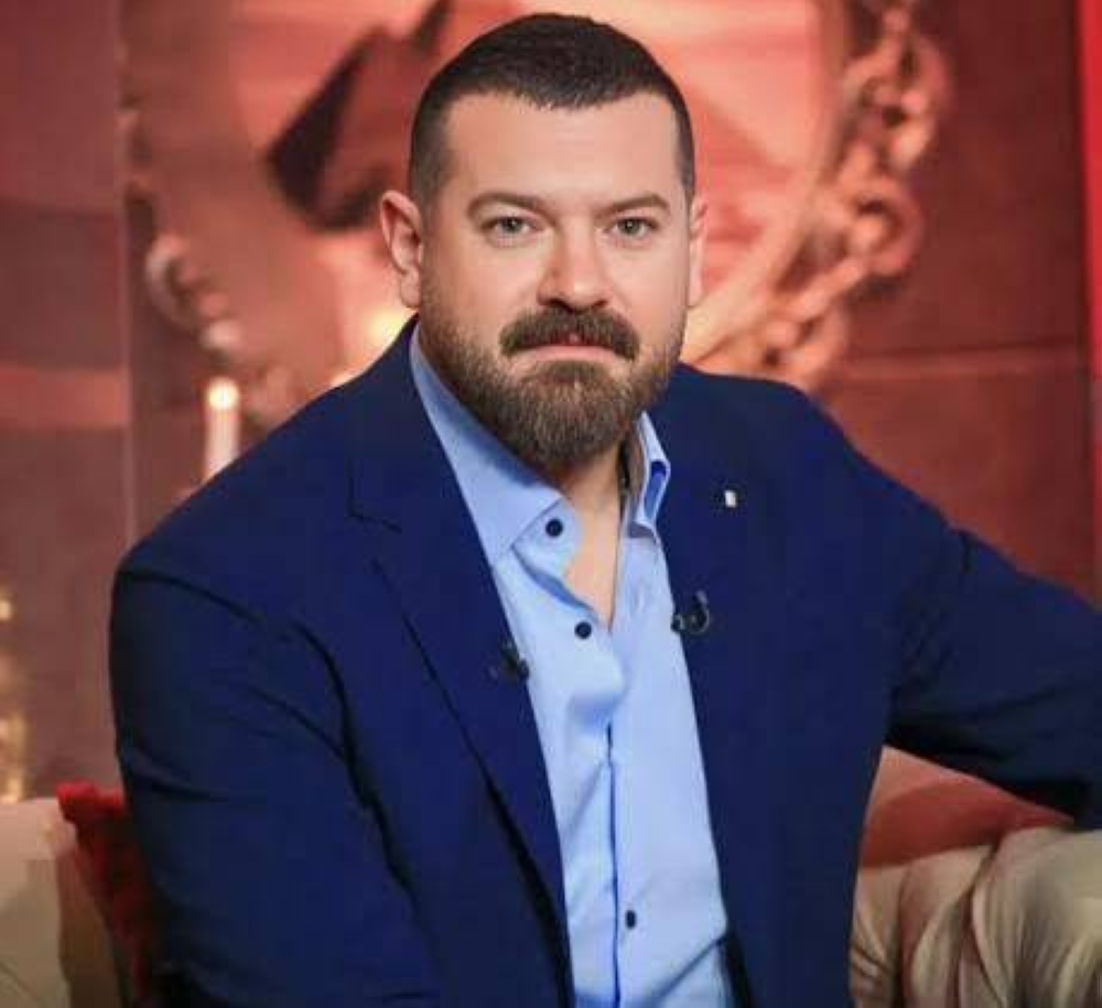 عمرو يوسف بطلاً لـ«موسم صيد الغزلان» في أولى تجاربه مع أحمد مراد