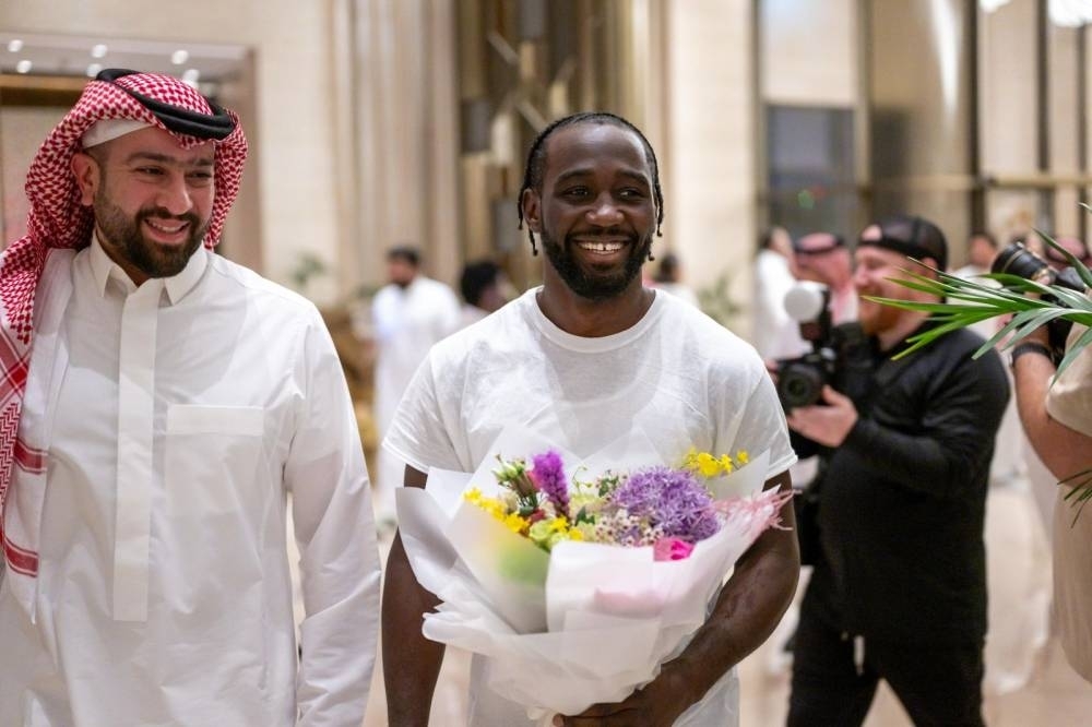«نزال القرن» يجمع كانيلو وكروفورد.. في الرياض