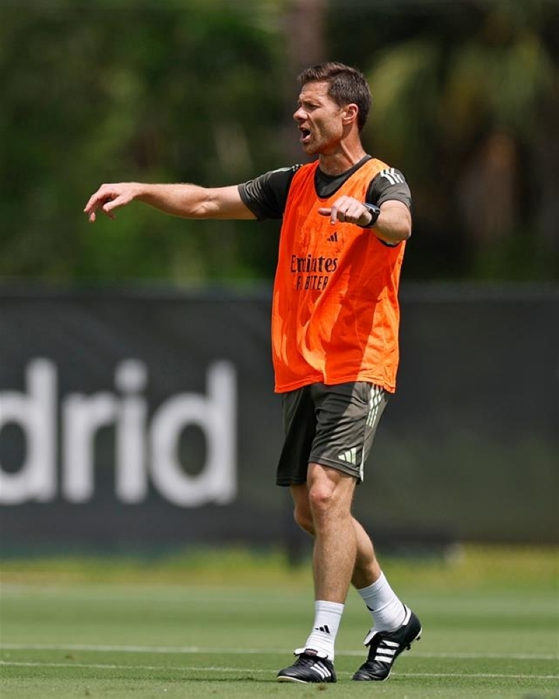ألونسو يراقب تدريبات ريال مدريد بطائرات «درون»