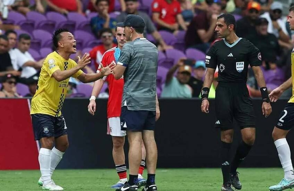 لاعب أوكلاند يرفض مغادرة الملعب ويصطدم بالجهاز الطبي!