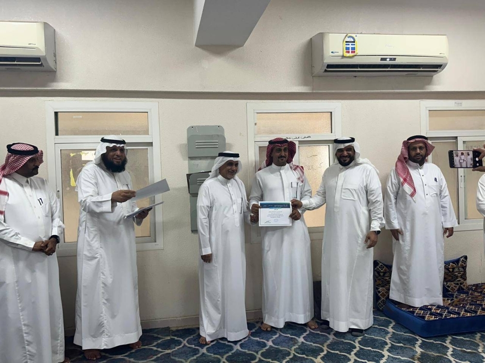 مجمع سحار والدحلة التعليمي بالعارضة يكرّم معلمي المدرسة
