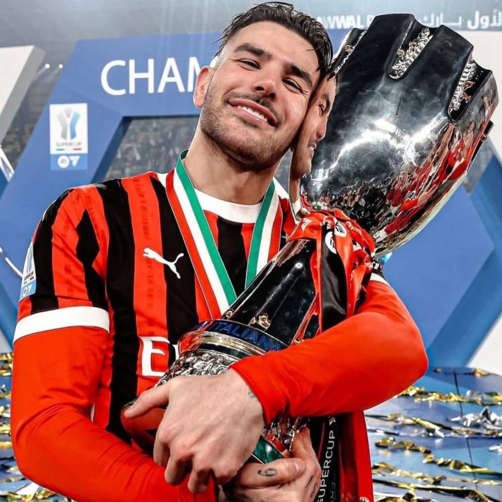 «بن نافل» قاد المفاوضات بنجاح.. الهلال يتفق مع لاعب ميلان «ثيو هيرنانديز»