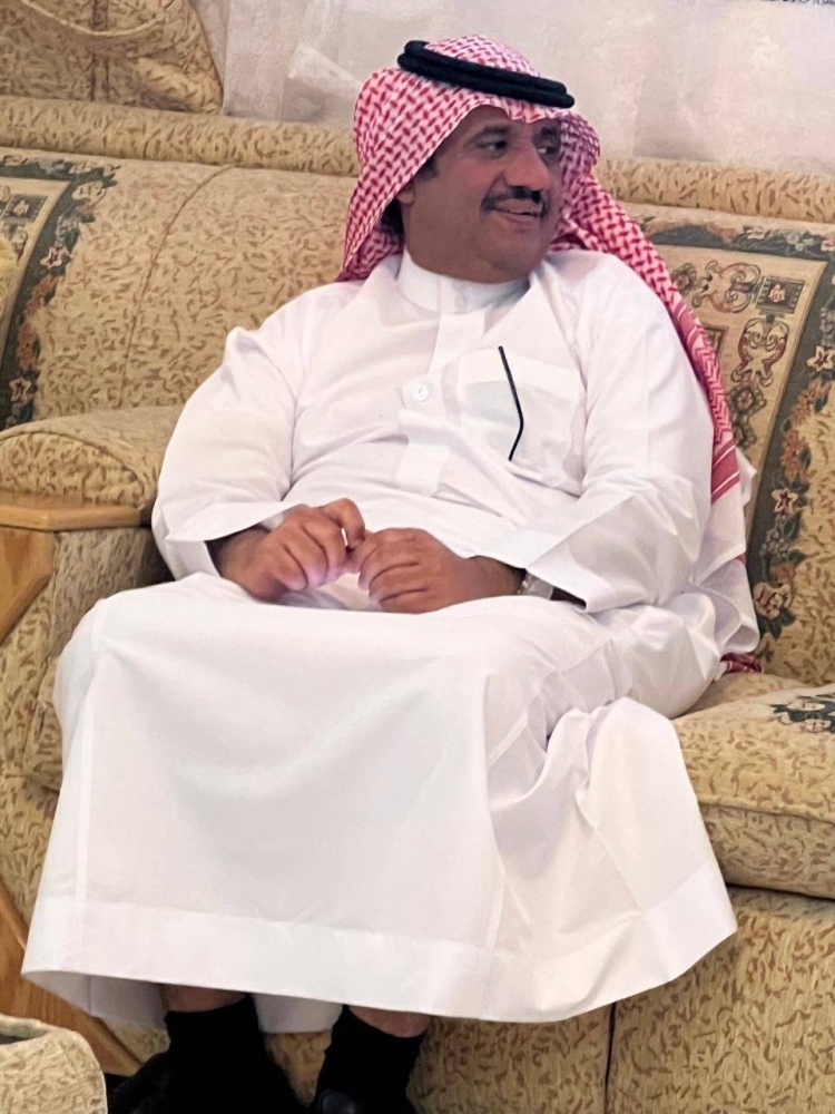 المهندس الصعيري يستقبل المعزين في والدته
