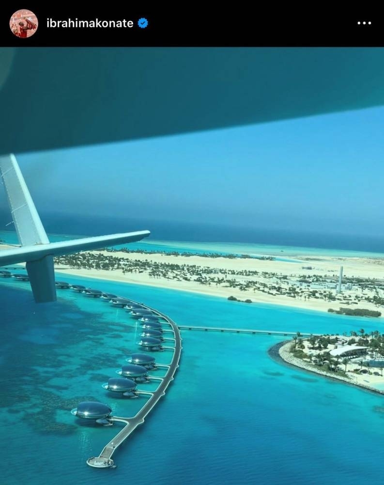 سحر شواطئ السعودية تجذب نجم ليفربول كوناتي