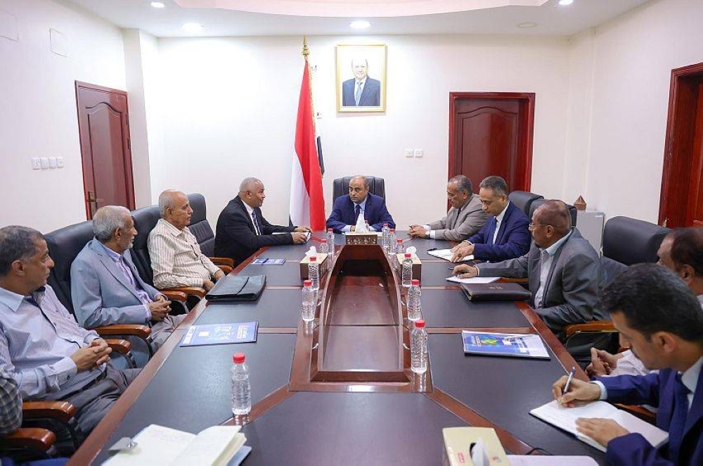 بعد توقفها لأكثر من 10 سنوات.. رئيس الوزراء اليمني يوجه بإعداد خطة لتشغيل مصافي عدن
