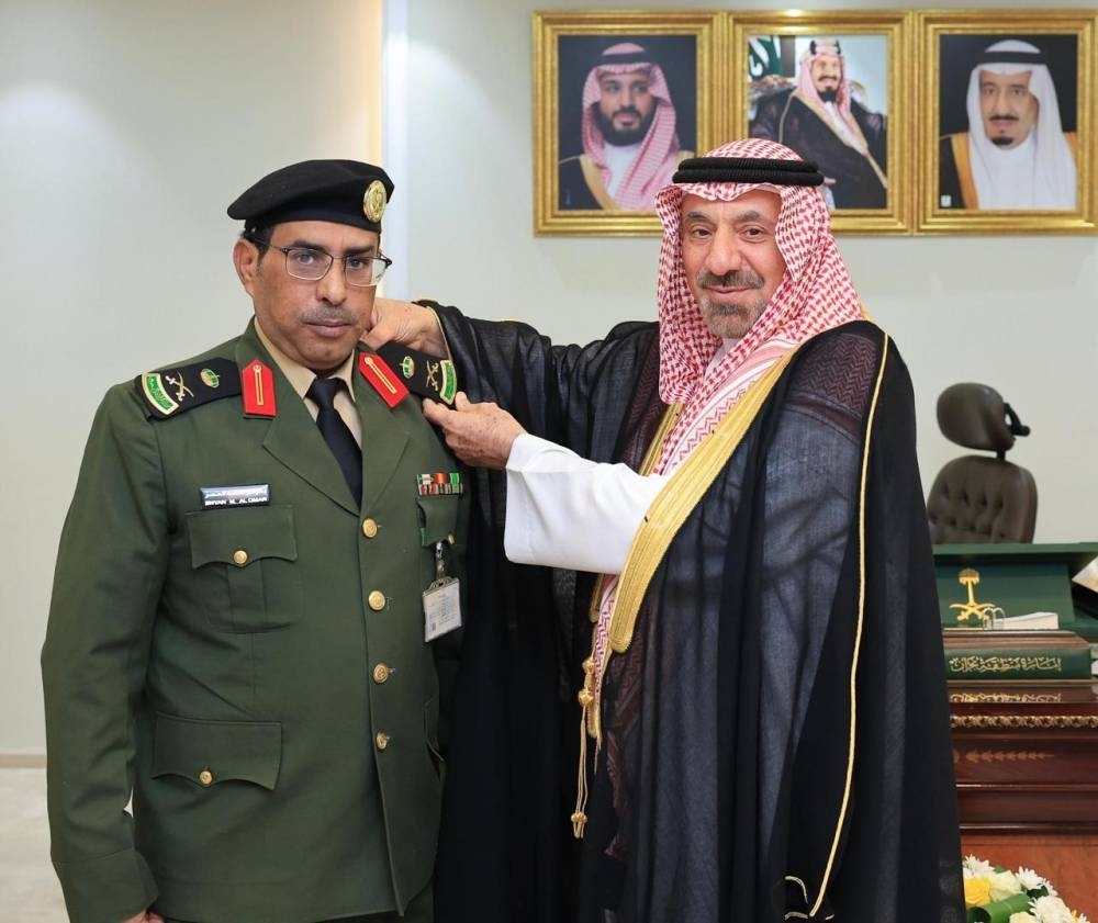أمير نجران يقلّد مدير إدارة السجون بالمنطقة رتبته الجديدة