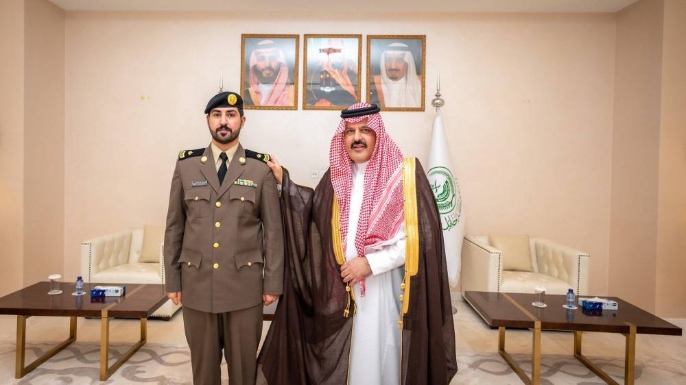 أمير حائل يقلد ٣ ضباط من أمن الإمارة رتبهم الجديدة