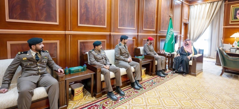 فيصل بن فهد يهنئ ضباط شعبة أمن الإمارة تقلدهم رتبهم الجديدة