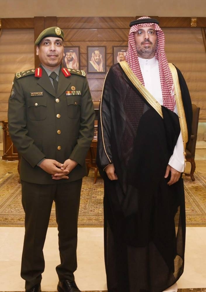 مُحافظ جدة يُقلّد مدير جوازات مطار الملك عبدالعزيز الدولي رتبة عميد