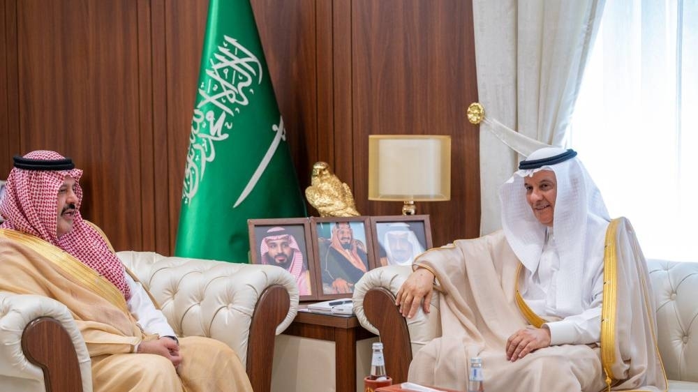 ما الذي قاله أمير حائل بعد أن رأى الوزير يكتب الملاحظات بيده؟