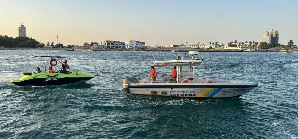 حرس الحدود بمنطقة مكة ينقذ مواطناً تعطلت واسطته البحرية في عرض البحر