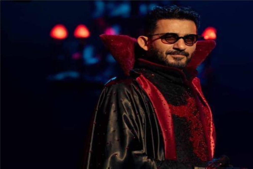 من مسرح جدة.. «حلمي» يهنئ الهضبة على «ابتدينا»
