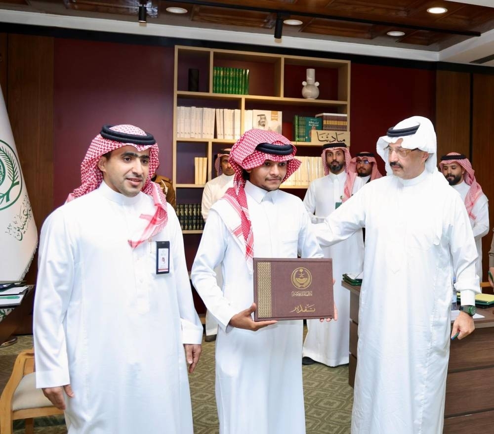 أمير عسير يكرّم عدداً من المميزين