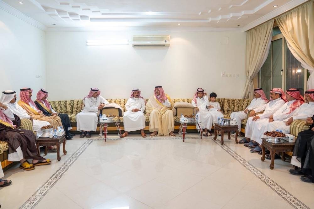 أمير حائل يواسي الشمري في فقيدتهم
