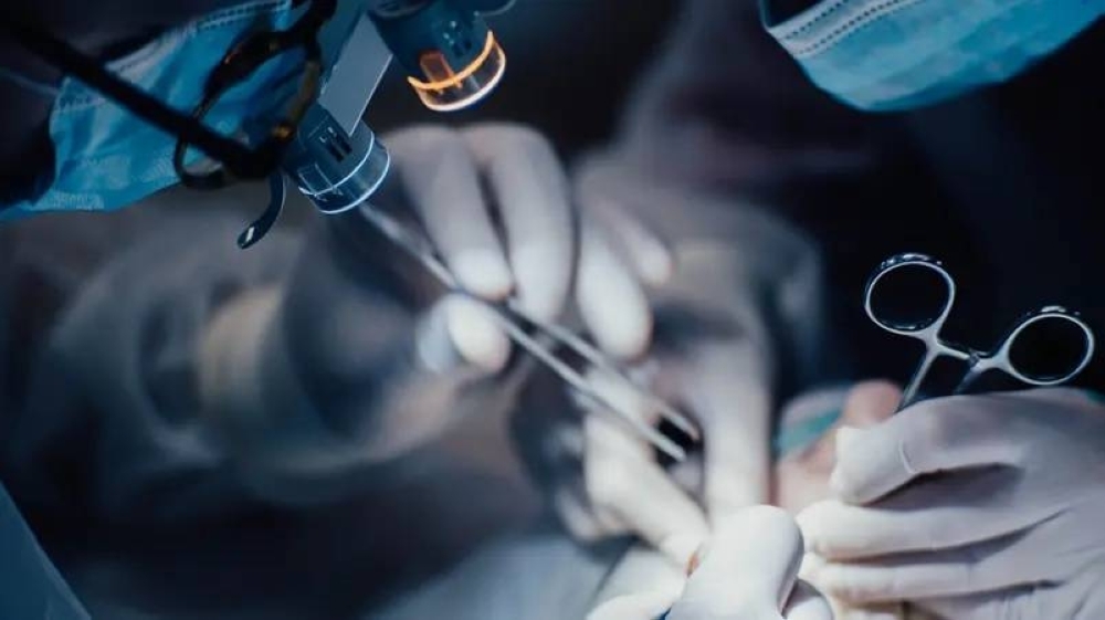 في حالة يقظة.. استئصال ورم دماغي لمريض بسلطنة عمان