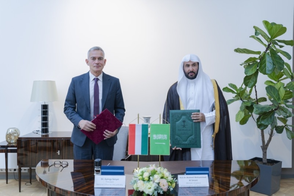 وزير العدل يلتقي نظيره المجري.. ويوقع مع رئيس المكتب الوطني للقضاء مذكرة تفاهم