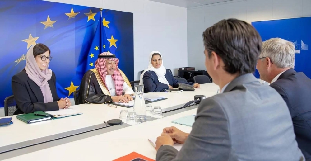الخريجي يبحث التعاون الثنائي مع المفوض الأوروبي للهجرة في بروكسل