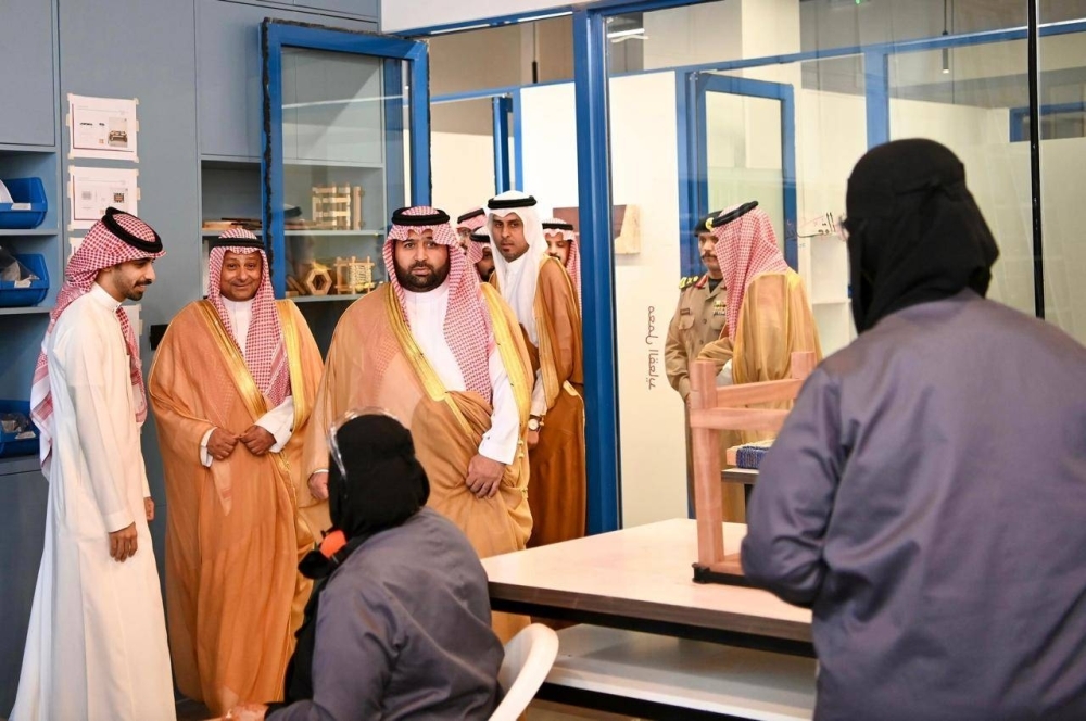 أمير جازان يزور بيت الحرفيين ويطلع على البرامج المقدمة للمستفيدين