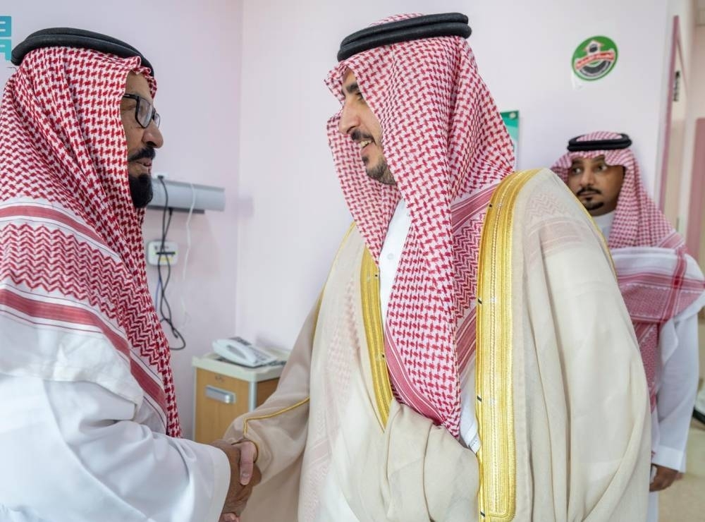 أمير الجوف يطمئن على صحة المعرّف الرويلي
