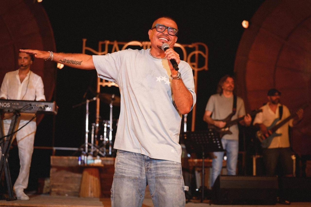 عمرو دياب يتألق ويشعل المسرح بألبومه الجديد في حفله الثاني بالساحل الشمالي