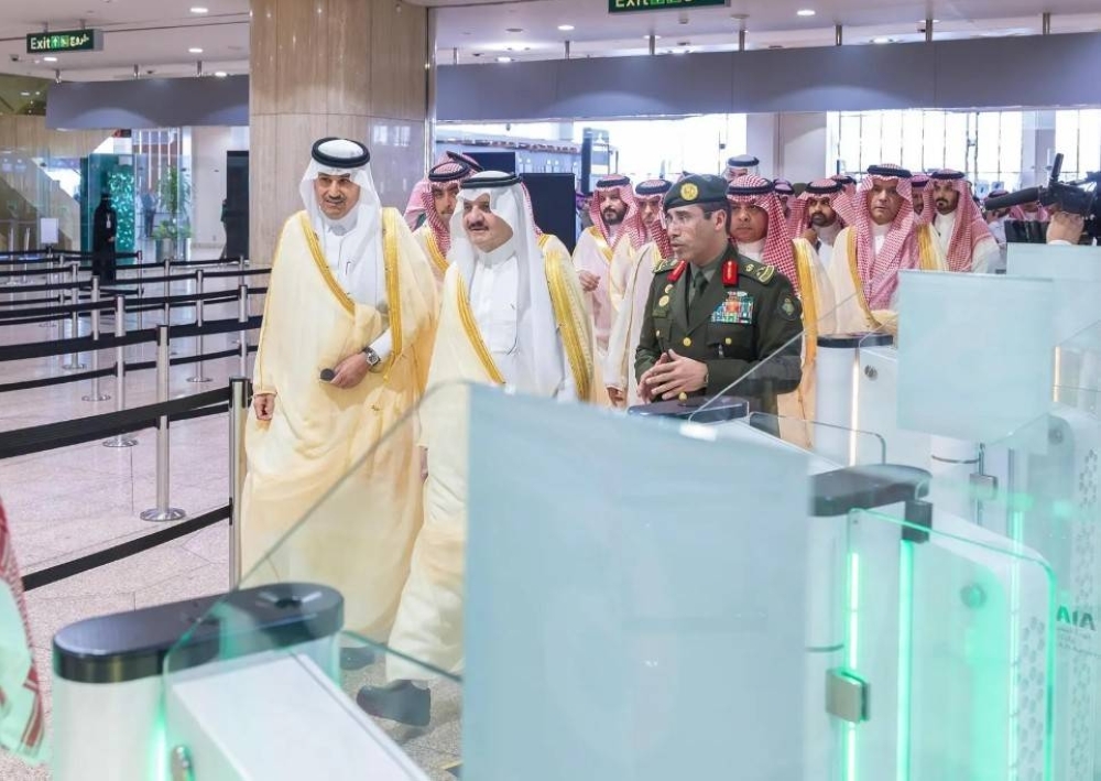 أمير الشرقية يدشن البوابات الإلكترونية بمطار الملك فهد الدولي