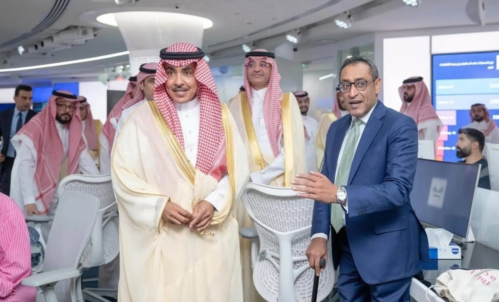 وزير الإعلام يزور مقر شبكة «العربية» بالرياض