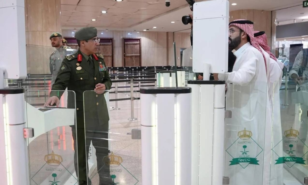 مدير عام الجوازات يتفقد سير العمل في صالات الجوازات في مطار الملك فهد الدولي