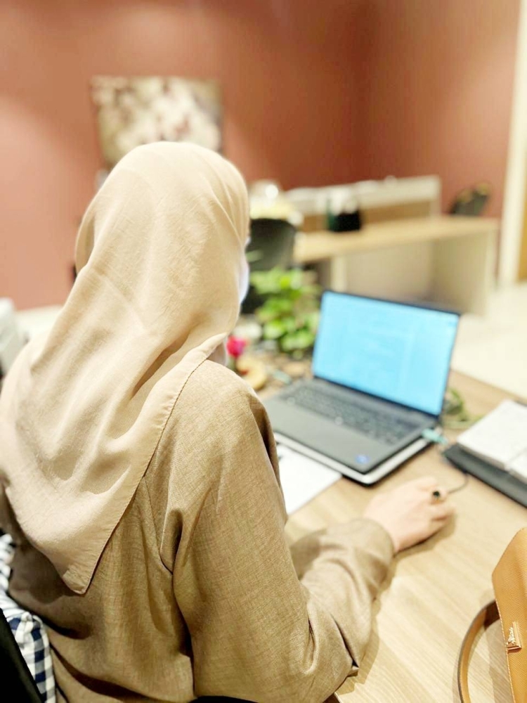 اختصاصي لـ«عكاظ»: العمل «عن بُعد» مشروط بالظروف القاهرة لا بقرار شخصي