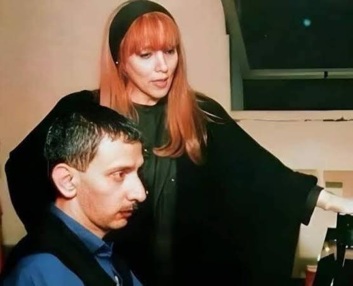 انهيار فيروز بعد وفاة نجلها زياد الرحباني.. والأطباء يهرعون لمنزلها