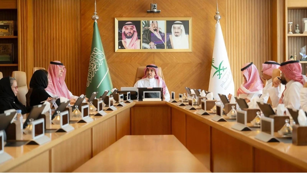 وزير الإعلام والرئيس التنفيذي لـ«SRMG» يناقشان مستجدات نقل المسابقات الرياضية السعودية