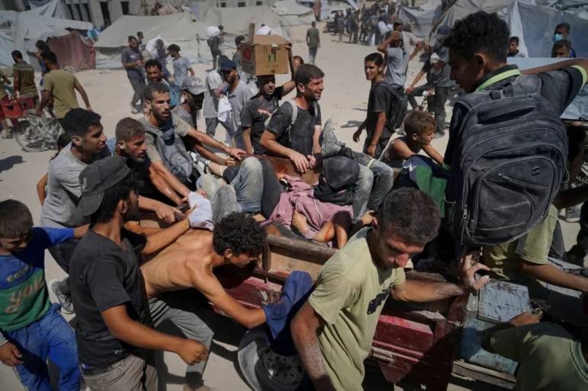مقتل 24 فلسطينياً.. إسرائيل تستهدف المجوعين وخيام النازحين في غزة