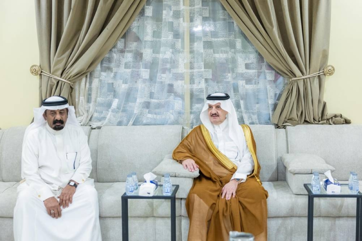 أمير المنطقة الشرقية يقدم التعازي للعبيد في وفاة والدته