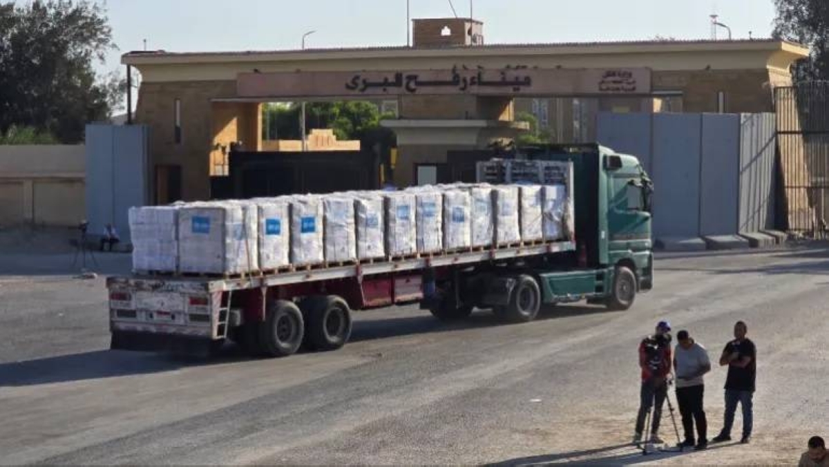 قتلى وجرحى في قصف لمقر الهلال الأحمر الفلسطيني.. وإسرائيل تمنع دخول شاحنة مساعدات إلى غزة