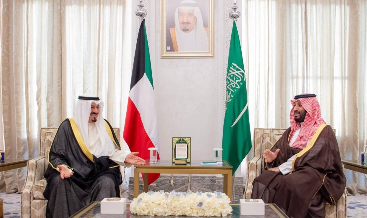 ولي العهد يستقبل رئيس مجلس الوزراء الكويتي