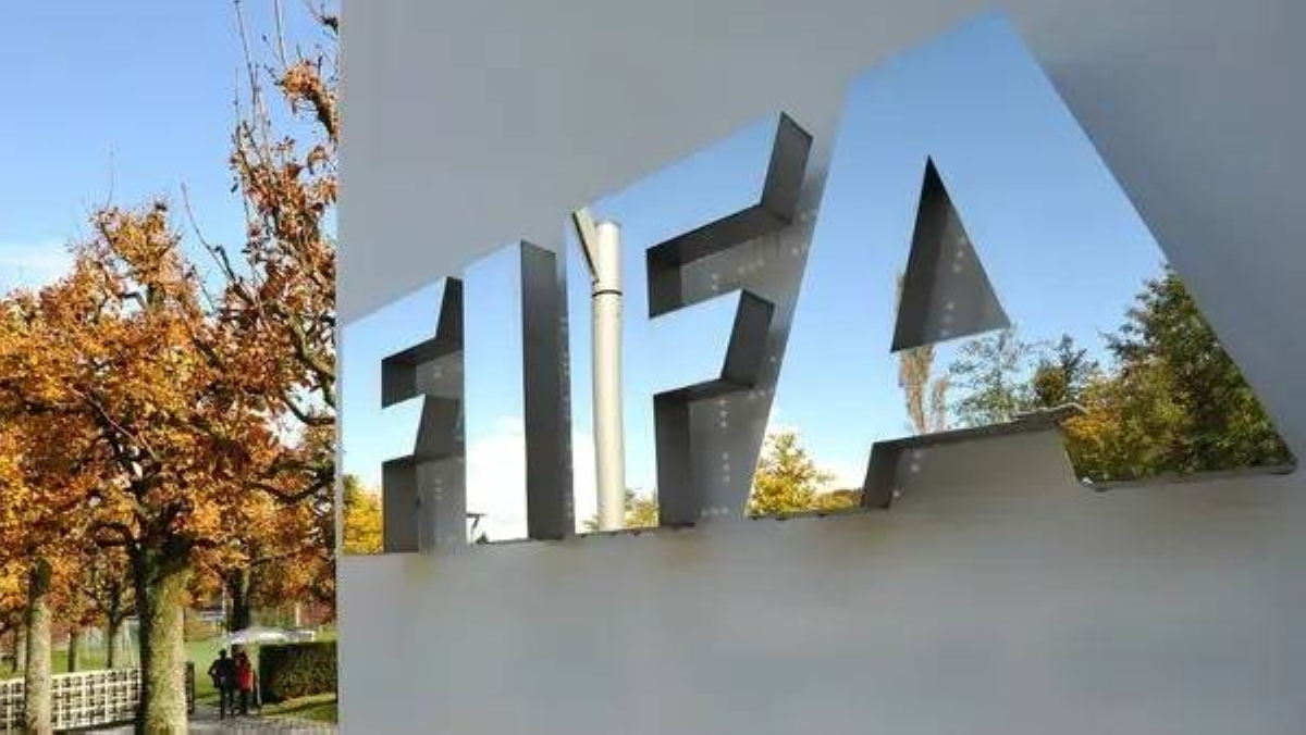 100 ألف لاعب يقاضون «فيفا».. ما القصة؟
