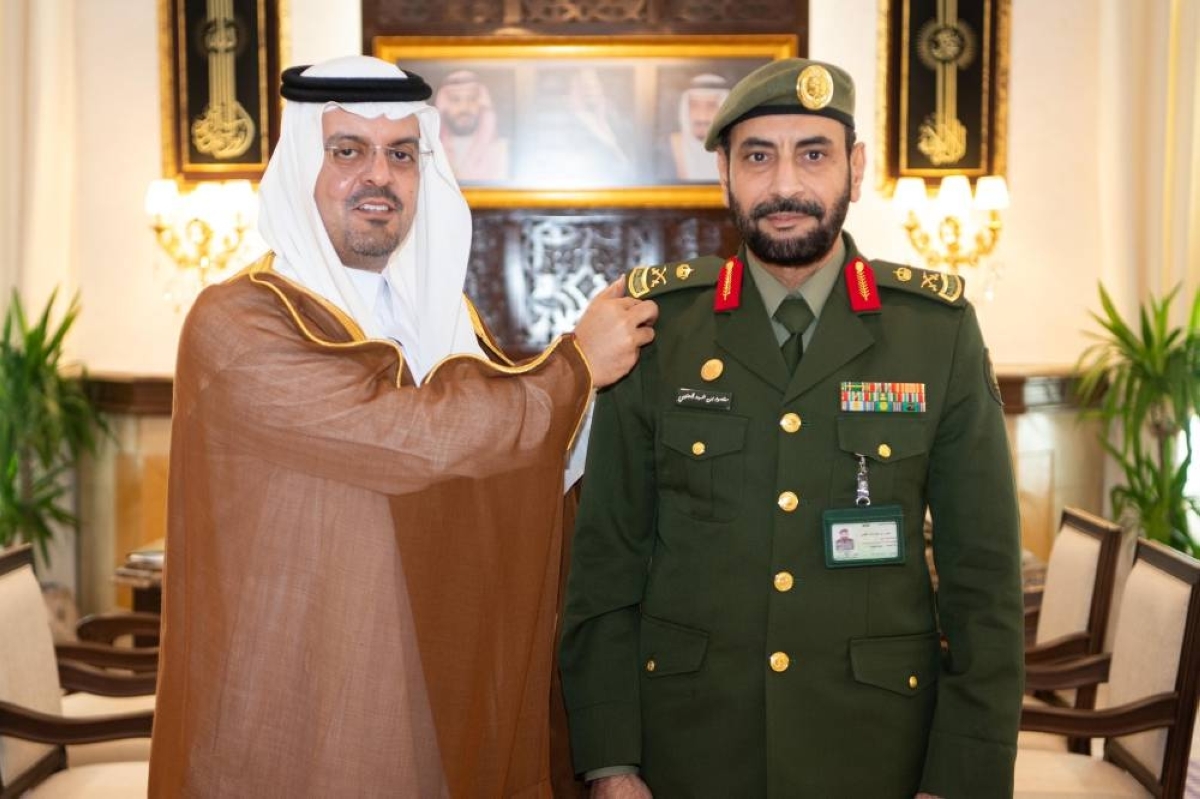 نائب أمير مكة يقلد مدير الإدارة العامة للحج والعمرة بالجوازات رتبة لواء