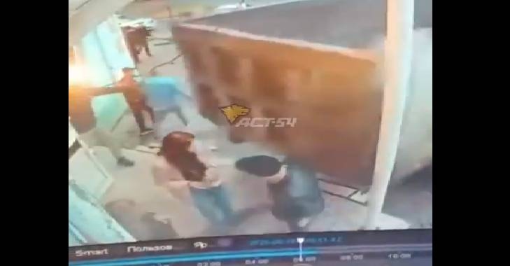سائق شاحنة في روسيا يحاول دهس المارة مرتين