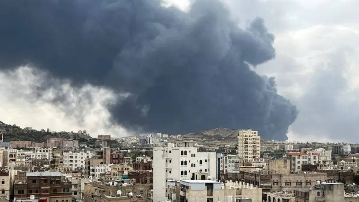 بزوارق بحرية تحمل صواريخ.. إسرائيل تستهدف مواقع الطاقة الحوثية
