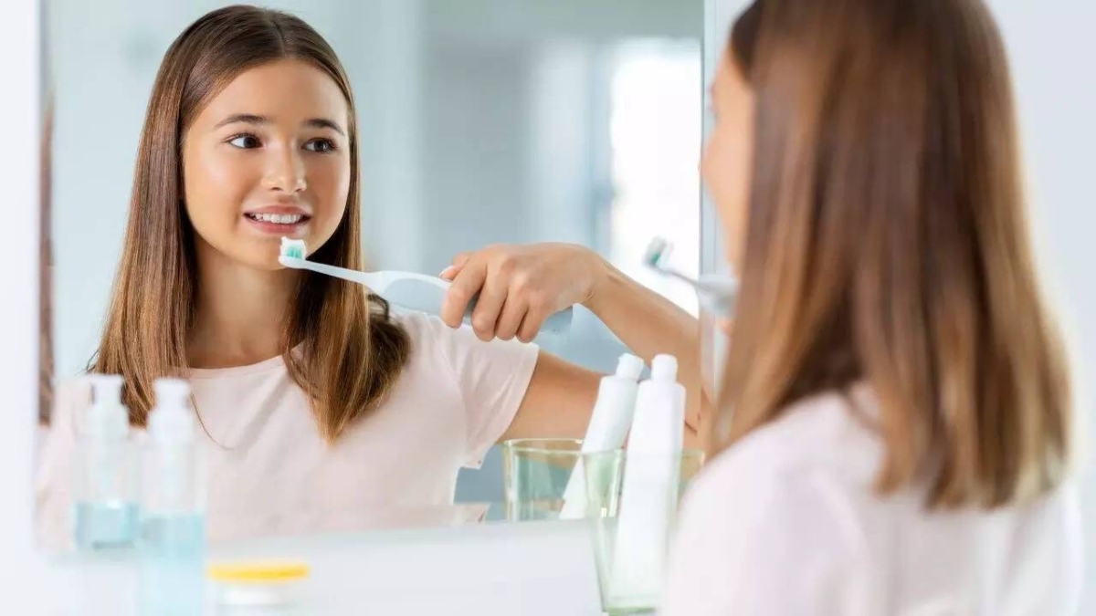 دراسة تكشف أثر تنظيف الأسنان ليلاً على صحة القلب