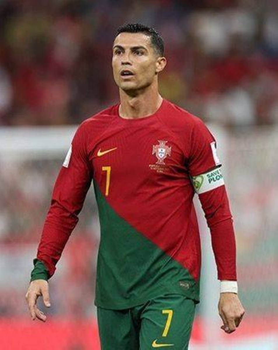 الأسطورة «رونالدو» يحتفل بمرور 22 عاماً على تمثيله منتخب البرتغال